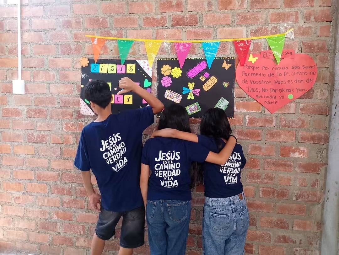 Niños y adolescentes participando en actividades de la iglesia