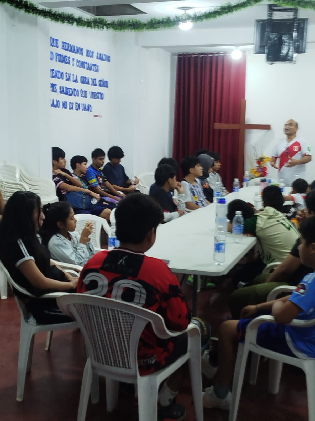 Reunión de niños y jóvenes en la iglesia